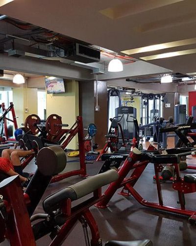 Maquinas de ejercicios en gimnasio en Centro Plaza