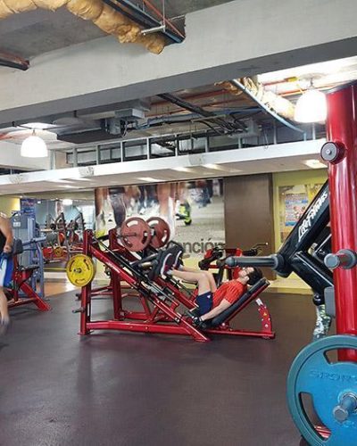 Maquinas de ejercicios en gimnasio en Centro Plaza
