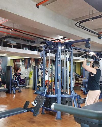 Maquinas de ejercicios en gimnasio en Centro Plaza