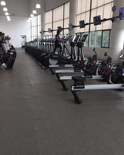 Maquinas de ejercicios en gimnasio Osorno