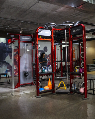 Maquinas de ejercicios en gimnasio en Centro Plaza